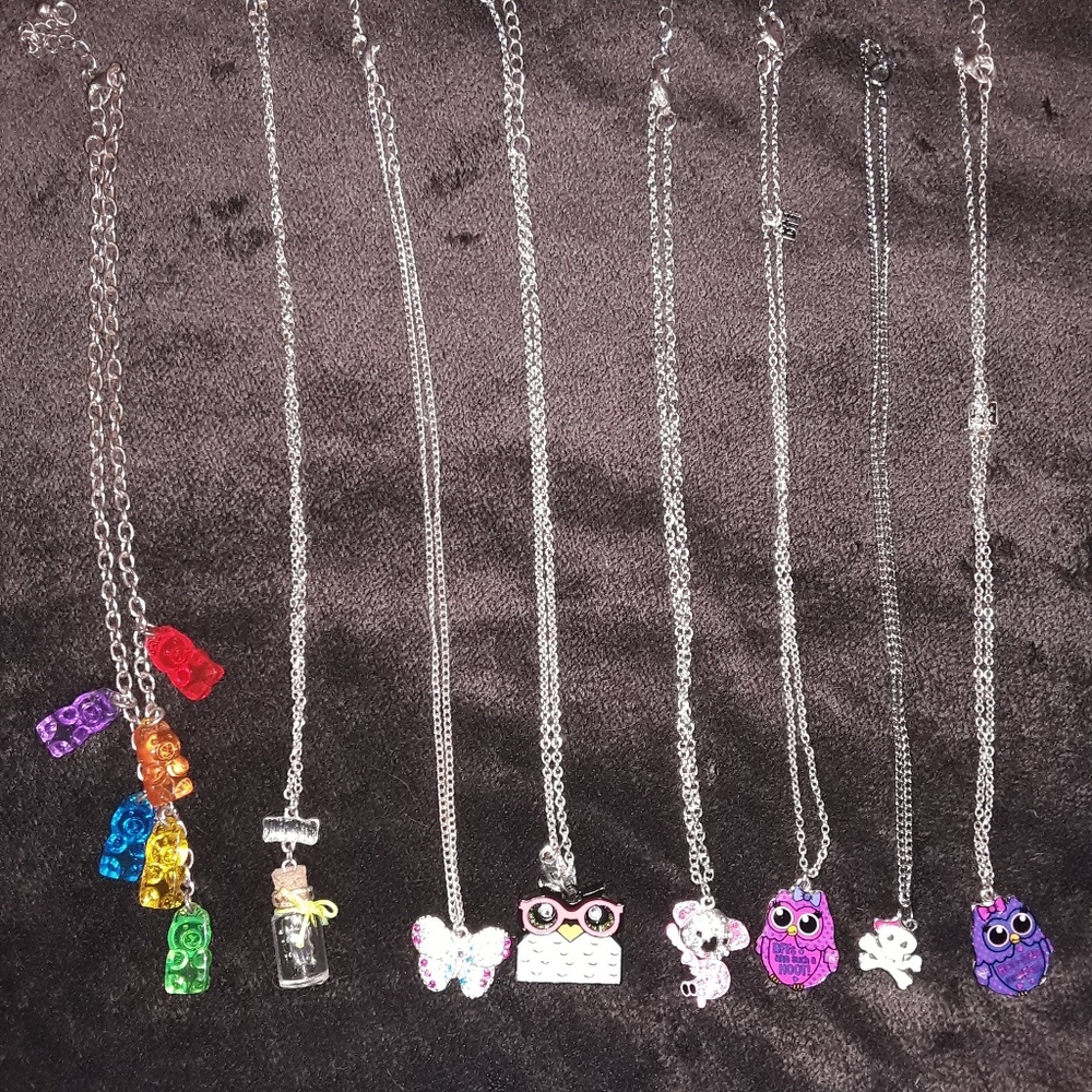 NEW CONDITION: Silver necklaces 8 assorted.